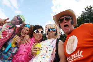 12595-Partyvolk-beim-Schlagermove-2009